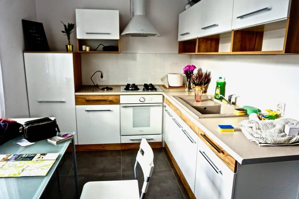 Sunshine Parkside Hideaway - 3 Bedroom - By Upstairs Cracovia Esterno foto